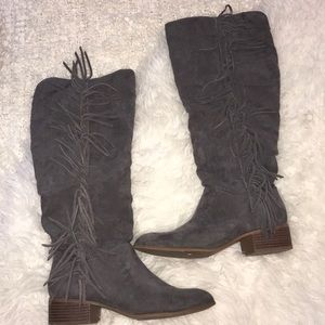 Super cute grey fringe boots!!! 💙